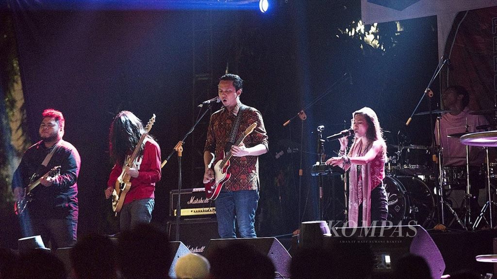 Grup band Barasuara saat pentas di sebuah kampus di Jakarta, Kamis (18/5). 