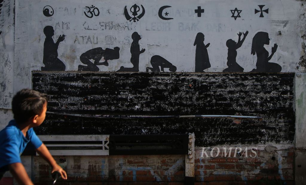 Mural bertema toleransi beragama tergambar di dinding sebuah rumah di kawasan Meruyung, Depok, Jawa Barat, Selasa (16/11/2021). 