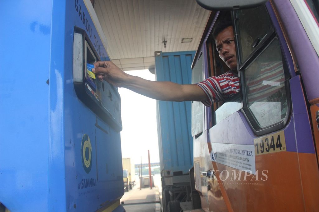 Pengemudi menempelkan kartu tol elektronik pada mesin gardu tol otomatis di Gerbang Tol Cikarang Utama, Bekasi, Jawa Barat, 4 Juni 2018. 