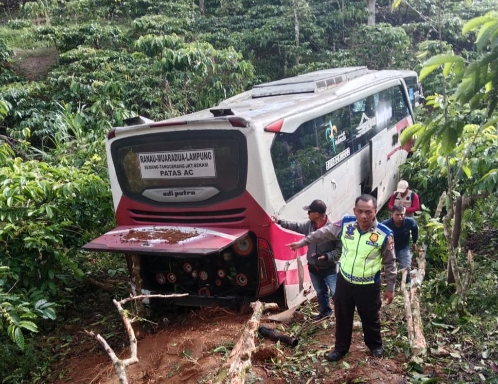 Sebuah bus antarkota antarprovinsi masuk ke jurang sedalam 50 meter di jalan lintas barat Sumatera, tepatnya di Pekon Padang Tambak, Kecamatan Way Tenong, Kabupaten Lampung Barat, Senin (13/5/2024). 