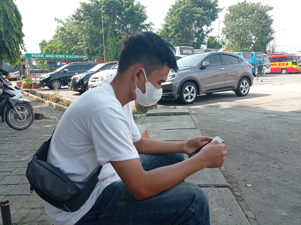 Adarian (17) perantau asal Pandeglang, Banten, yang akan bekerja menjaga empang di Jakarta saat dijumpai di Terminal Kalideres, Jakarta, Selasa (10/5/2022).