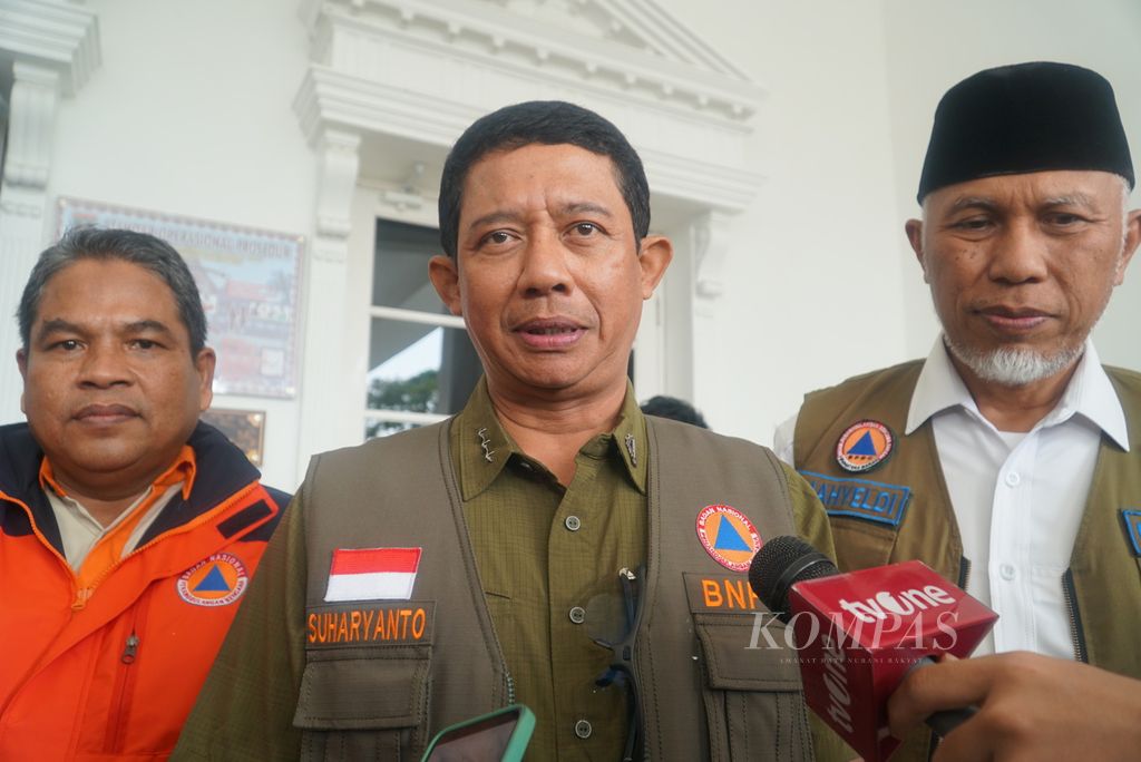 Kepala BNPB Suharyanto didampingi Gubernur Sumatera Barat Mahyeldi (kanan) dan Bupati Padang Pariaman Suhatri Bur memberikan keterangan pers di Kota Padang, Sumatera Barat, Senin (11/3/2024).