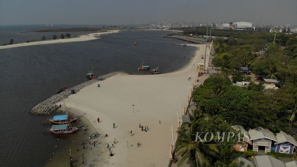 Foto aerial pantai pasir buatan, pantai Lagoon, di kawasan Ancol Taman Impian, Jakarta Utara, Sabtu (28/9/2019).