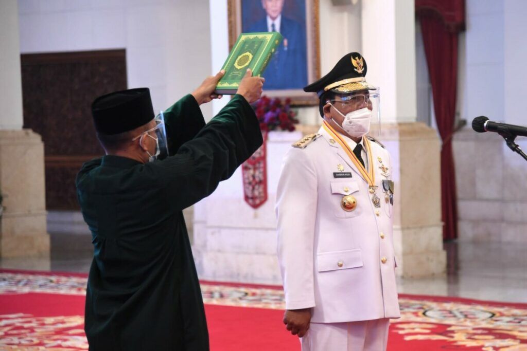 Gubernur Sahbirin Noor mengucapkan sumpah untuk masa jabatannya yang kedua, 2021-2024, dalam pelantikan di Istana Negara, Jakarta, Rabu (25/8/2021).