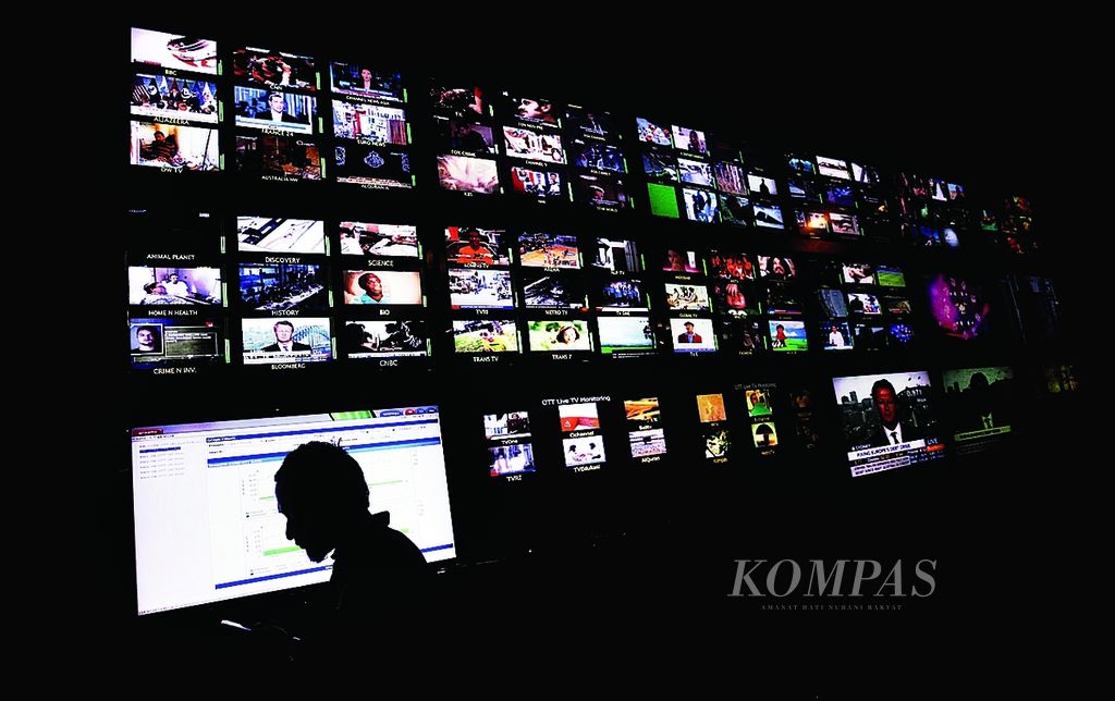 Berbagai siaran televisi yang disalurkan melalui layanan televisi berbayar Groovia TV dipantau oleh petugas di Advance, Video, dan Media Center (Avatar) PT Indonusa Telemedia (Telkomvision) di Jakarta, Selasa (9/10). Komisi Penyiaran Indonesia (KPI) terus menggodok regulasi tentang bisnis industri televisi berbayar berupa Pedoman Perilaku Penyiaran dan Standar Program Siaran (P3SPS) tentang lembaga penyiaran berlangganan yang terbit akhir tahun 2012. 
