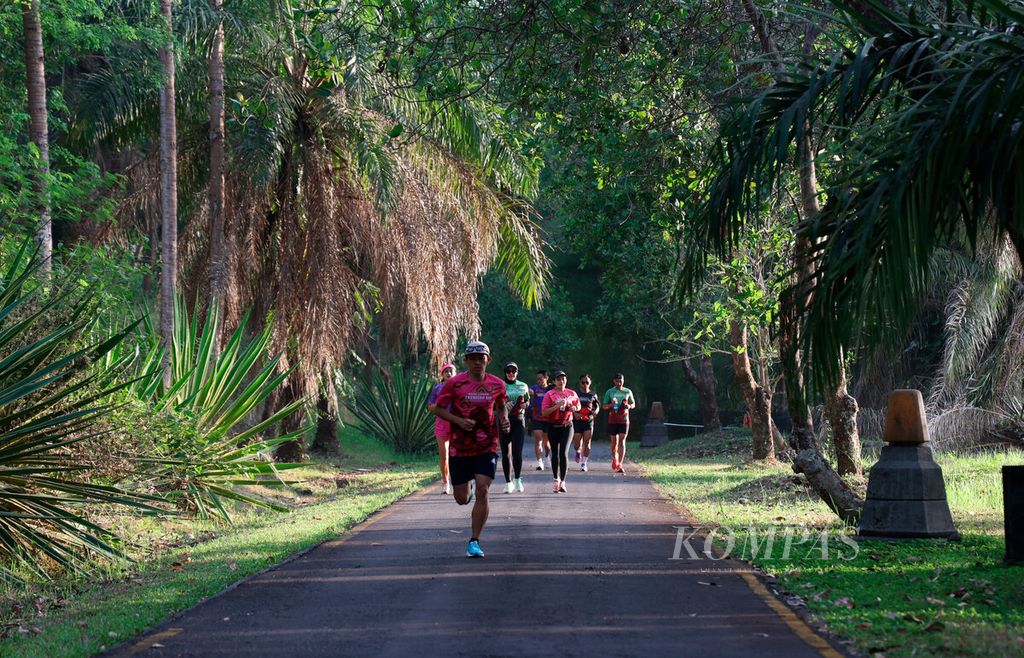 <i>Pacer</i> atau pembuka jalan berlari saat sesi latihan untuk mengawal para peserta lari Borobudur Marathon 2023 di kawasan Candi Borobudur, Kabupaten Magelang, Jawa Tengah, Jumat (17/11/2023). Sebanyak 10.000 pelari akan turut serta memeriahkan salah satu ajang lari maraton terbesar di Indonesia.  