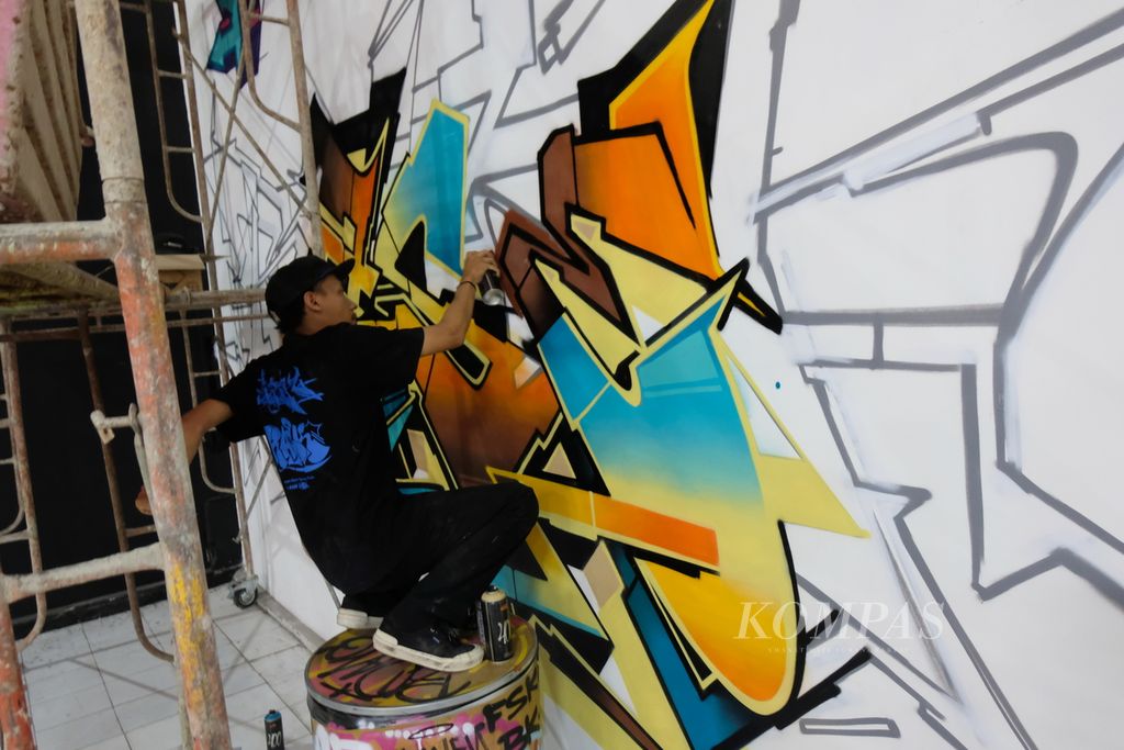 Seorang seniman grafiti atau "writer" membuat karyanya pada festival seni grafiti tahunan, King Royal Pride, di kawasan Sunter, Jakarta Utara pada Sabtu (16/9/2023). Festival ini berlangsung pada 9-10 September 2023 dan 16-17 September 2023. Para seniman antara lain berkarya dengan membuat tulisan namanya, gambar karakter, gambar abstrak, dan pemandangan.