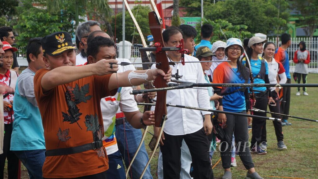 Gubernur Kalteng Sugianto Sabran saat berlatih memanah di sela-sela kegiatannya, Minggu (20/10/2019). Sugianto mulai mendaftar ke berbagai partai untuk maju lagi dalam pemilihan gubernur berikutnya.