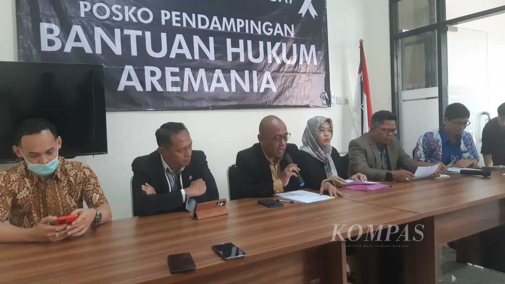 Sejumlah pengacara yang tergabung dalam Tim Pendampingan Bantuan Hukum Aremania Menggugat mendesak agar Tragedi Kanjuruhan diusut tuntas. Foto diambil Senin (10/10/2020) di kantor Rumah Keadilan, Kota Malang.