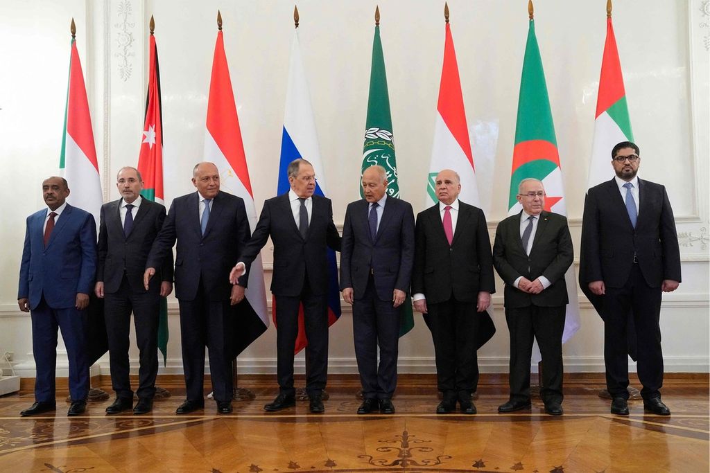 Menteri Luar Negeri Rusia Sergei Lavrov (keempat dari kiri) menyambut Sekjen Liga Arab Ahmed Aboul Gheit (keempat dari kanan) ketika mereka berfoto bersama dengan perwakilan Liga Arab di Moskwa, Rusia pada Senin (4/4/2022).