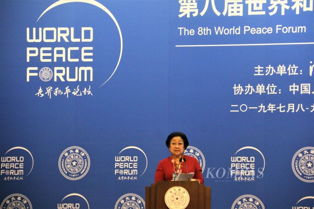 Presiden Ke-5 RI Megawati Soekarnoputri menyampaikan pidato dalam acara pembukaan Forum Perdamaian Dunia Ke-8 atau the 8th World Peace Forum yang diadakan Universitas Tsinghua di Beijing, China, Senin (8/7/2019). 