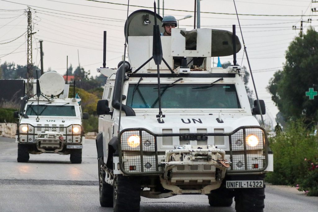 Kendaraan lapis baja milik Pasukan Sementara PBB di Lebanon (UNIFIL) berpatroli di Marjayoun, selatan Lebanon, Jumat (11/10/2024), di tengah pertempuran Israel-Hizbullah. 