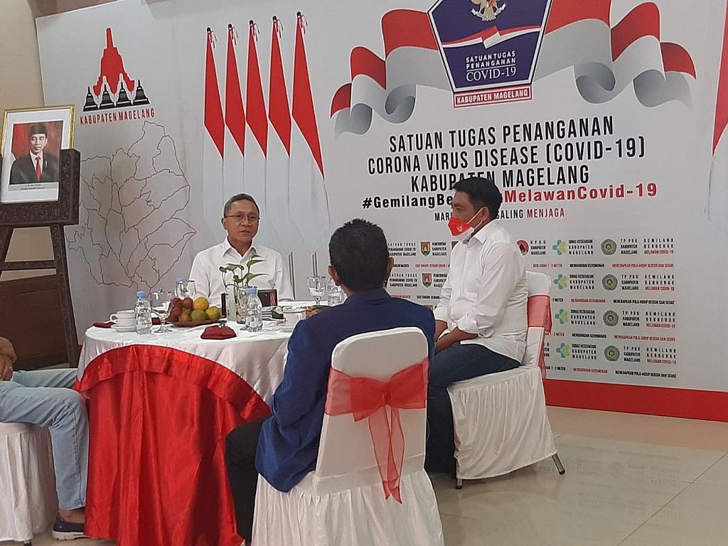 Ketua Umum PAN sekaligus Wakil Ketua MPR Zulkifli Hasan (kiri) tampak santai berbincang dengan Bupati Magelang Zaenal Arifin (kanan), tanpa memakai masker, Kamis (3/3/2022).