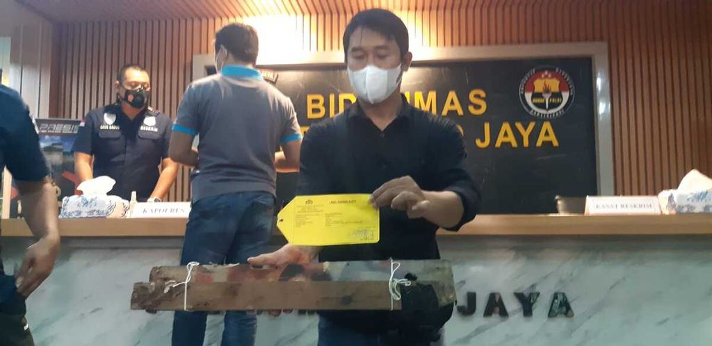 Polisi menunjukkan barang bukti yang digunakan para pelaku untuk memutilasi korban, Minggu (28/11/2021), di Polda Metro Jaya. Dua dari tiga pelaku yang terlibat mutilasi di Bekasi sudah ditangkap polisi.