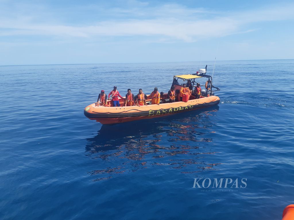 Tim SAR melakuan pencarian korban terbakarnya kapal Express Cantika 77, Rabu (26/10/2022). Kecelakaan di Laut Sawu, Nusa Tenggara Timur, itu menewaskan 17 orang dan 9 orang lagi masih dalam pencarian. Saat berlayar, kapal mengangkut 338 orang, sementara data pada manifes hanya 177 orang. 
