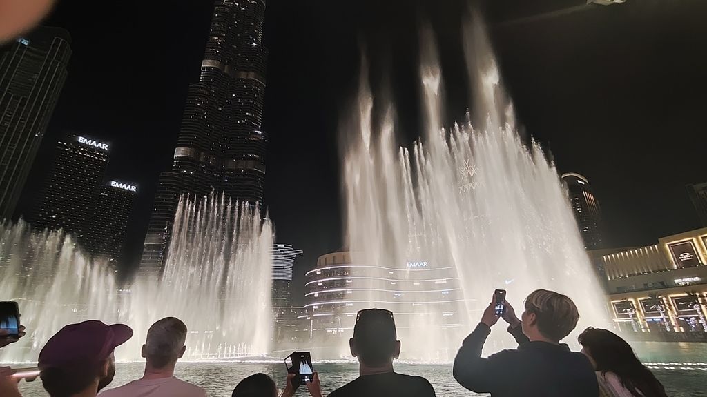 Wisatawan menonton pertunjukan Dubai Fountai di kawasan Burj Khalifa-Dubai Mall pada Selasa (31/10/2023). Pertunjukan berlangsung setiap 30 menit mulai pukul 18.00 hingga 22.00 pada hari kerja, dan mulai pukul 18.00 hingga 23.00 setiap akhir pekan (Kamis-Sabtu)