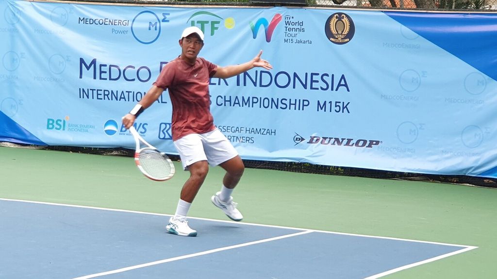 Petenis Indonesia, Lucky Chandra Kurniawan, saat bertanding di babak kedua kualifikasi turnamen tenis Medco Power International Tennis Championships M15 2023 di lapangan tenis Hotel Sultan, Jakarta, Senin (16/1/2023).