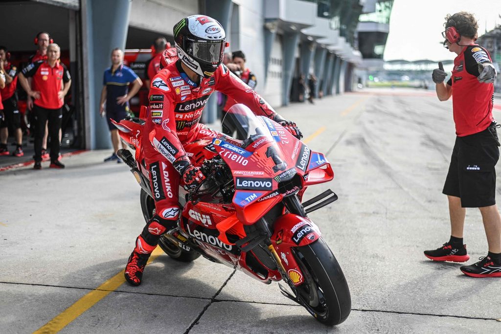 Pebalap Ducati, Francesco Bagnaia, meninggalkan pit untuk melakukan tes MotoGP di Sirkuit Sepang, Malaysia, Selasa (6/2/2024).
