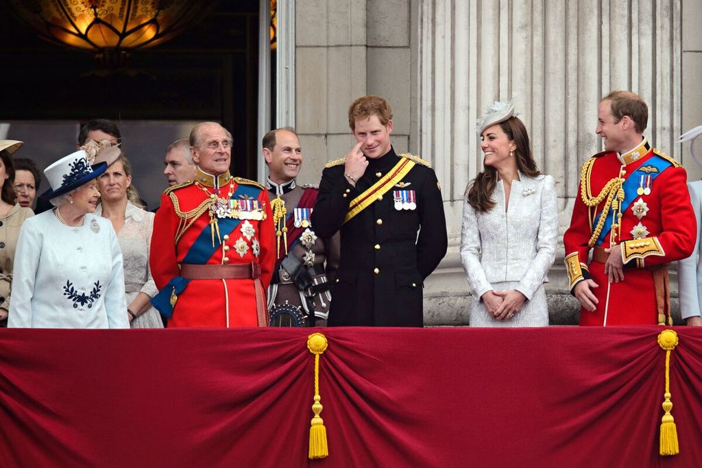 Foto yang diambil pada 14 Juni 2014  ini memperlihatkan anggota keluarga Kerajaan Inggris, (dari kiri ke kanan) Ratu Elizabeth II, Sophie, Countess of Wessex, Pangeran Philip, Duke of Edinburgh, Pangeran Edward, Earl of Wessex, Prince Harry, Catherine, Duchess of Cambridge, dan Pangeran William, Duke of Cambridge, saat melihat atraksi pesawat dari balkon Istana Buckingham, menyambut hari ulang tahun Ratu Elizabeth II di London. 
