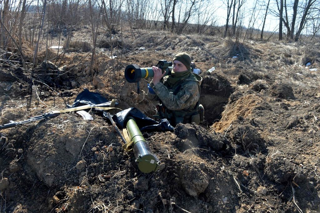 Seorang prajurit Ukraina tengah memanggul peluncur rudal anti-tank FGM-148 Javelin di sebuah pos aju di dekat Kharkiv pada 23 Maret 2022 lalu.