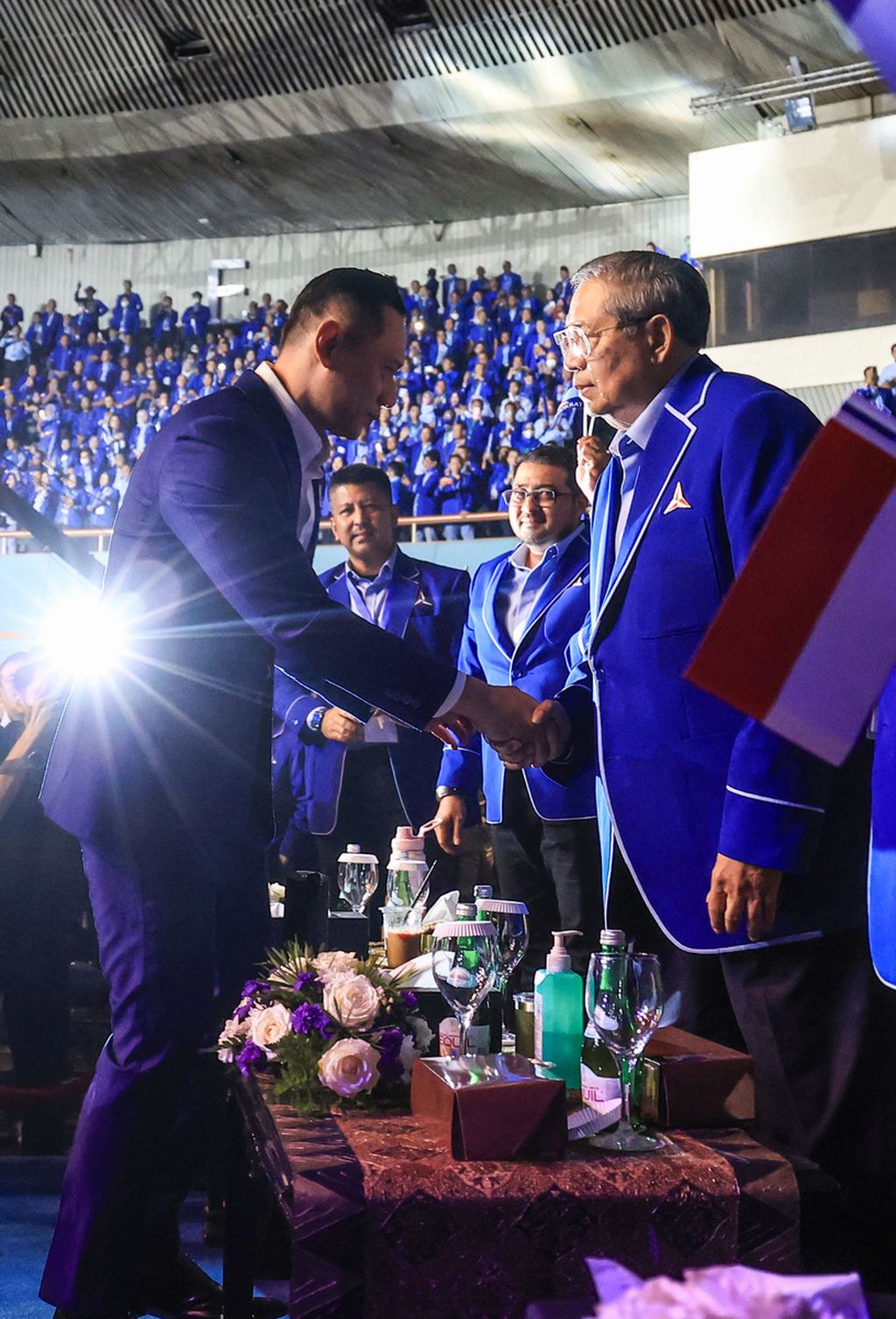 Ketua Umum Partai Demokrat Agus Harimurti Yudhoyono (kiri) menyalami presiden keenam RI yang juga Ketua Majelis Tinggi Partai Demokrat Susilo Bambang Yudhoyono usai memberikan pidato politik saat Rapimnas Partai Demokrat di Jakarta (16/9/2022). 