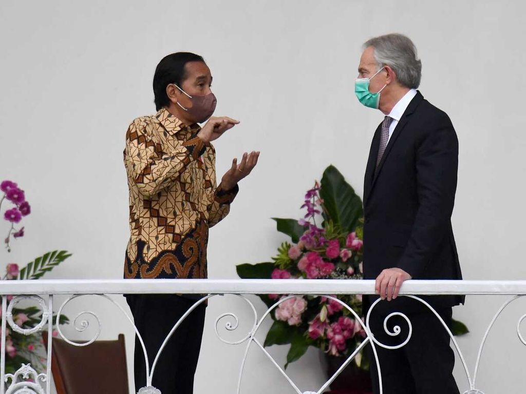 Presiden Jokowi menerima kedatangan mantan Perdana Menteri (PM) Inggris Tony Blair di Istana Kepresidenan Bogor, Selasa (8/3/2022).