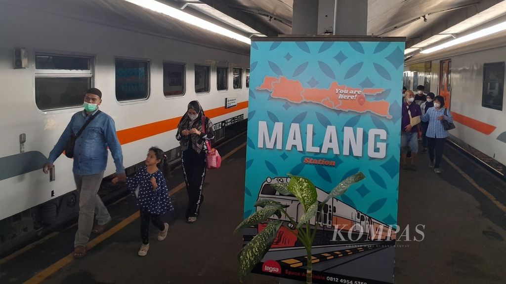 Penumpang Kereta Api Penataran dari Surabaya turun di Stasiun Malang, Jawa Timur, Rabu (24/5/2023).