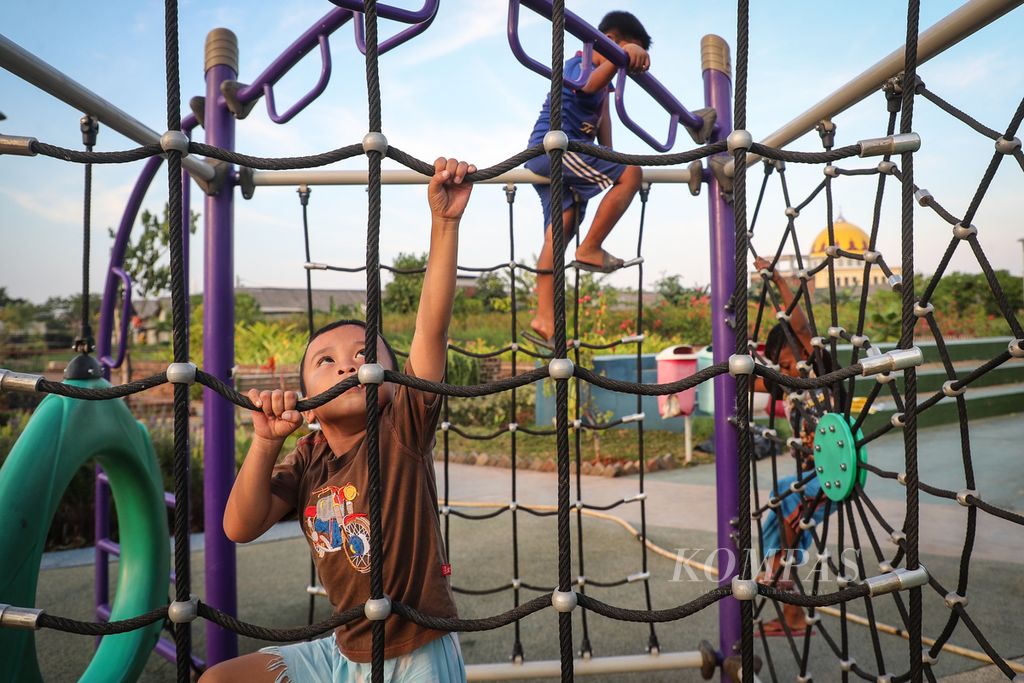 Anak-anak bermain di Taman Rotanusa, Cilincing, Jakarta Utara, Selasa (17/10/2023). 