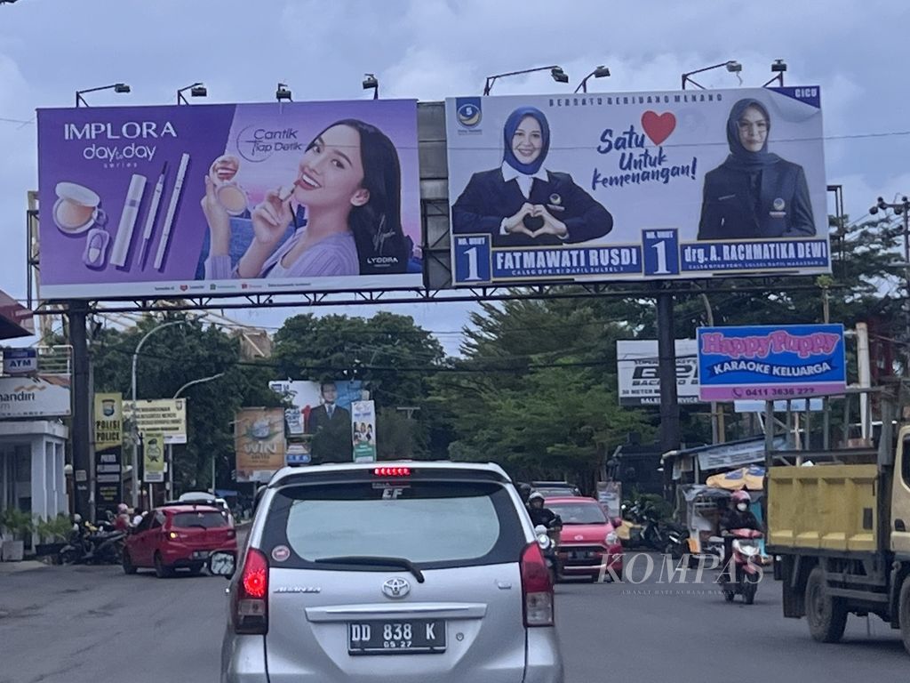Baliho masih terpasang di Jalan Pasar Ikan, Makassar, Selasa (12/12/2023), padahal kawasan ini adalah zona terlarang untuk pemasangan alat peraga kampanye.