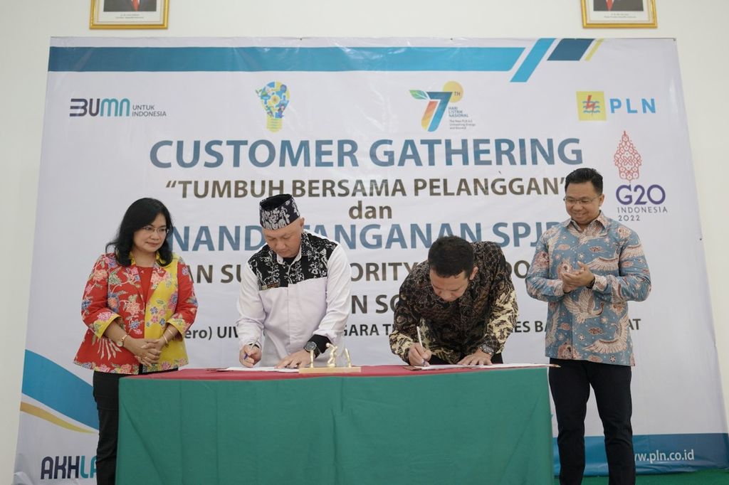 Penandatanganan kerja sama layanan listrik premium antara General Manager PLN Unit Induk Wilayah Nusa Tenggara Timur Fintje Lumembang (kiri) dengan pelanggan. Layanan premium jenis ini terus mengalami peningkatan seiring pertumbuhan ekonomi dan kebutuhan masyarakat.
