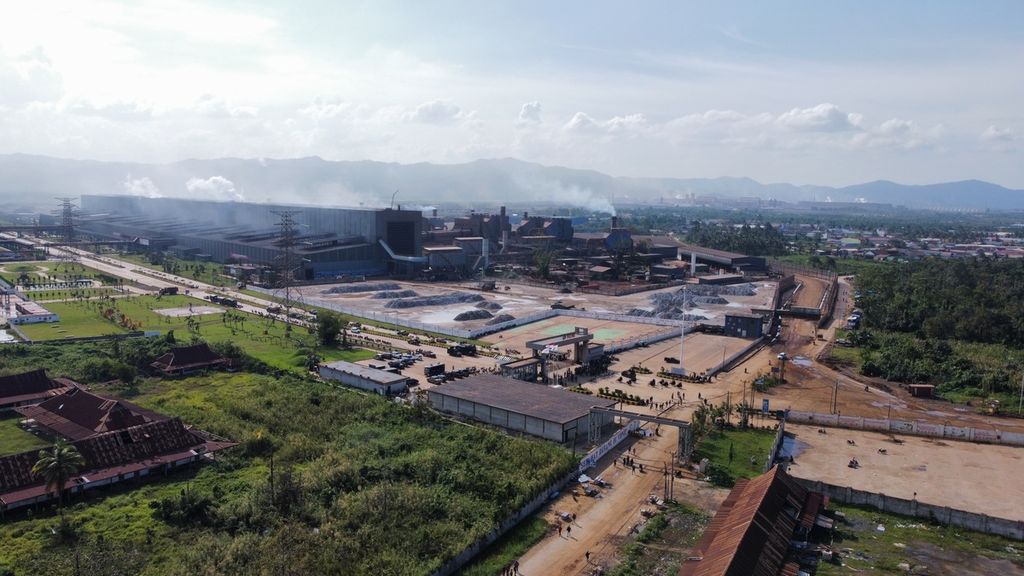 Foto aerial kawasan pemurnial nikel PT Virtue Dragon Industrial Park di Morosi, Konawe, Sultra, Rabu (22/3/2023). Ribuan pekerja dari dua perusahaan di kawasan ini, yaitu PT Virtue Dragon Nickel Industry dan PT Obsidian Stainless Steel, mogok kerja menuntut berbagai hal ke perusahaan yang dianggap tidak menaati aturan ketenagakerjaan.