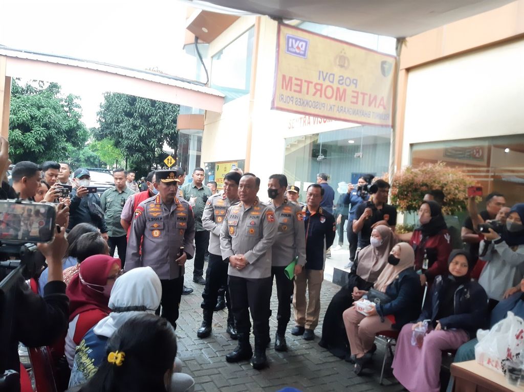 Kepala Kepolisian Negara Republik Indonesia Jenderal (Pol) Listyo Sigit Prabowo mendatangi pihak keluarga korban kebakaran Terminal Integrated Bahan Bakar Minyak  milik PT Pertamina (Persero) di RS Polri, Kramatjati, Jakarta Timur, Sabtu (4/3/2023).