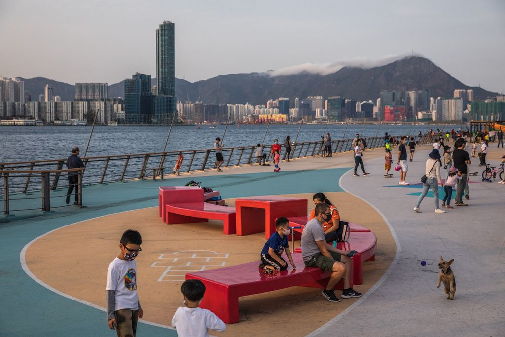 Warga mengunjungi tempat jalan-jalan di sebelah Pelabuhan Victoria, Hong Kong, 15 Maret 2022.