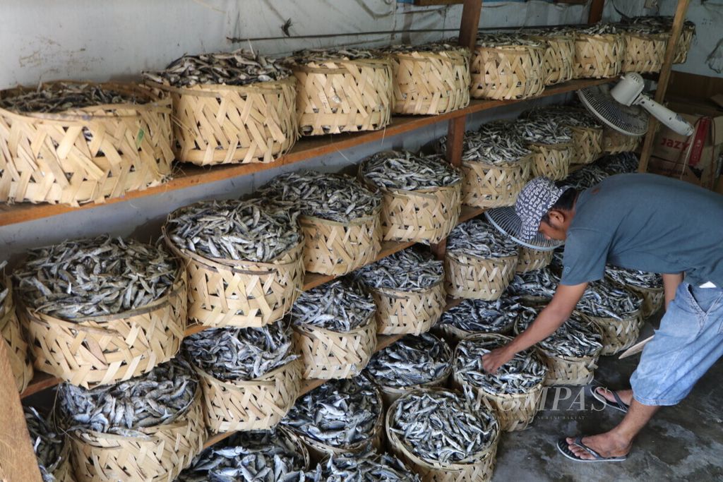 Pedagang menjual berbagai jenis ikan asin di sentra ikan asin di Jalan S Parman, Kota Sibolga, Sumatera Utara, Sabtu (16/3/2019). Sebanyak 300 ton ikan tangkapan dari perairan Samudra Hindia ini berlabuh di Sibolga setiap hari. Ikan dari Sibolga dijual ke sejumlah daerah di Indonesia dan luar negeri.