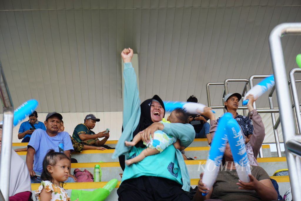 Orangtua mendukung anaknya yang tampil dalam kompetisi sepak bola putri MilkLife Soccer Challenge di Supersoccer Arena, Kudus, Jawa Tengah, Minggu (17/12/2023).