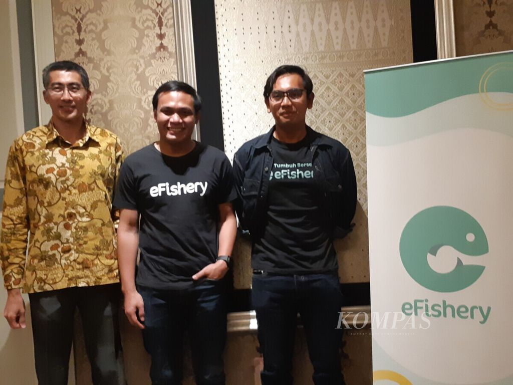 Pendiri yang juga Chief Executive Officer (CEO) eFishery Gibran Huzaifah (tengah) berfoto bersama Dewan Komisaris eFishery Aldi Haryopratomo (kanan) dan Co-Founder & Co-Managing Partner at Northstar Group Sidharta Prawira Oetama dalam acara jumpa media, Rabu (12/1/2021). e-Fishery merupakan perusahaan rintisan akuakultur atau budidaya perikanan pertama di Indonesia.