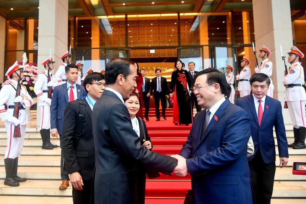 Presiden Joko Widodo berjabat erat dengan Ketua Majelis Nasional Vietnam Vuong Dinh Hue seusai pertemuan bilateral di Lotus Room, National Assembly, Hanoi, Vietnam, Jumat (12/1/2024).