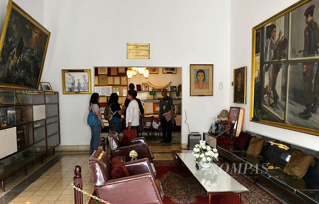 Ruang tamu rumah Jenderal Ahmad Yani di Menteng, Jakarta, Sabtu (12/8). Rumah pribadi ini sekarang dijadikan Museum Sasmitaloka Ahmad Yani. Masyarakat bebas datang untuk melihat benda-benda peninggalan Ahmad Yani sekaligus belajar tentang sejarah  