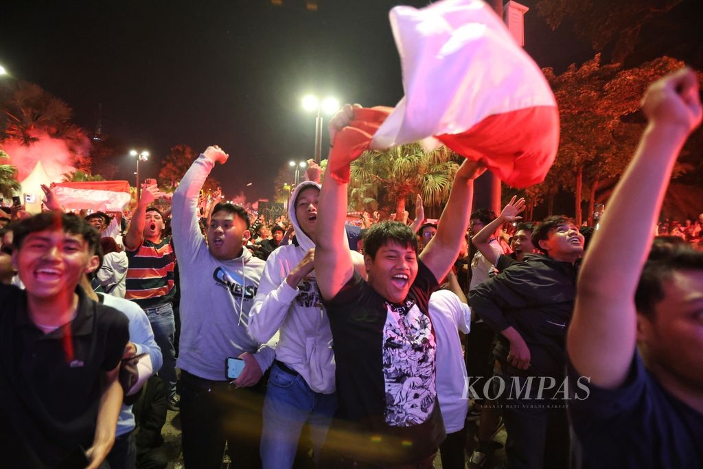 Residents witnessed the Indonesia vs Uzbekistan match in the semifinals of the U-23 Asian Cup at the Gelora Bung Karno Stadium in Jakarta on Monday (29/4/2024). Indonesia had to admit defeat to Uzbekistan, 0-2.