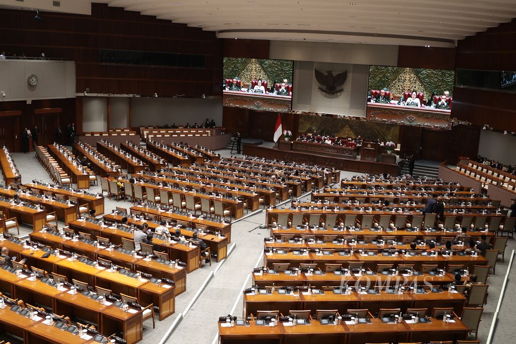 Suasana rapat paripurna DPR pada penutupan masa sidang III tahun sidang 2023/2024 di Kompleks Parlemen, Senayan, Jakarta, Selasa (6/2/2024). Dari total 575 anggota DPR, yang hadir secara fisik sebanyak 95 orang. Sementara 196 anggota dewan izin. Saat ini tengah memasuki pekan terakhir kampanye Pemilu 2024. 