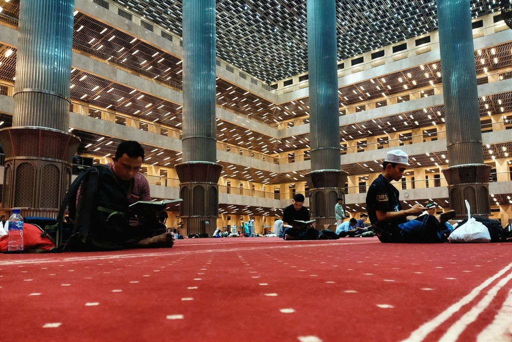 Sejumlah warga dari sejumlah daerah melakukan iktikaf di Masjid Istiqlal, Jakarta, Senin (25/4/2022). 