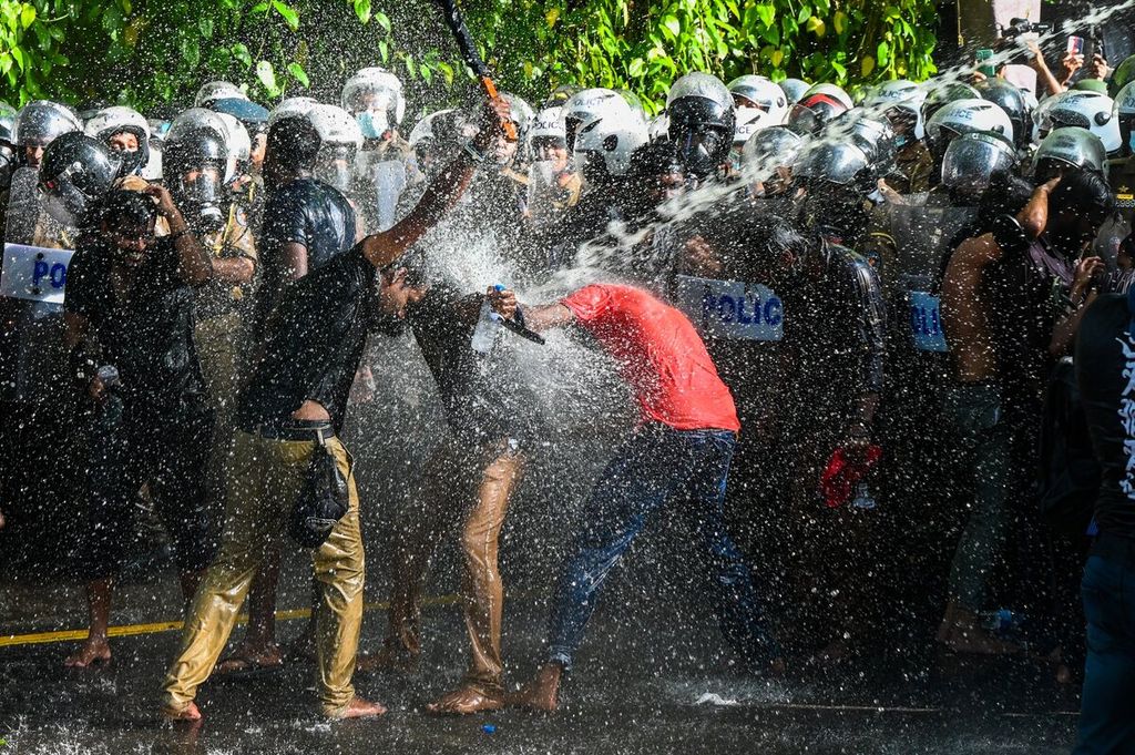 Polisi menggunakan water canon untuk membubarkan mahasiswa yang memprotes menuntut pengunduran diri Presiden Sri Lanka Gotabaya Rajapaksa atas krisis ekonomi negara yang melumpuhkan, di Kolombo pada 19 Mei 2022. (Photo by ISHARA S. KODIKARA / AFP) 