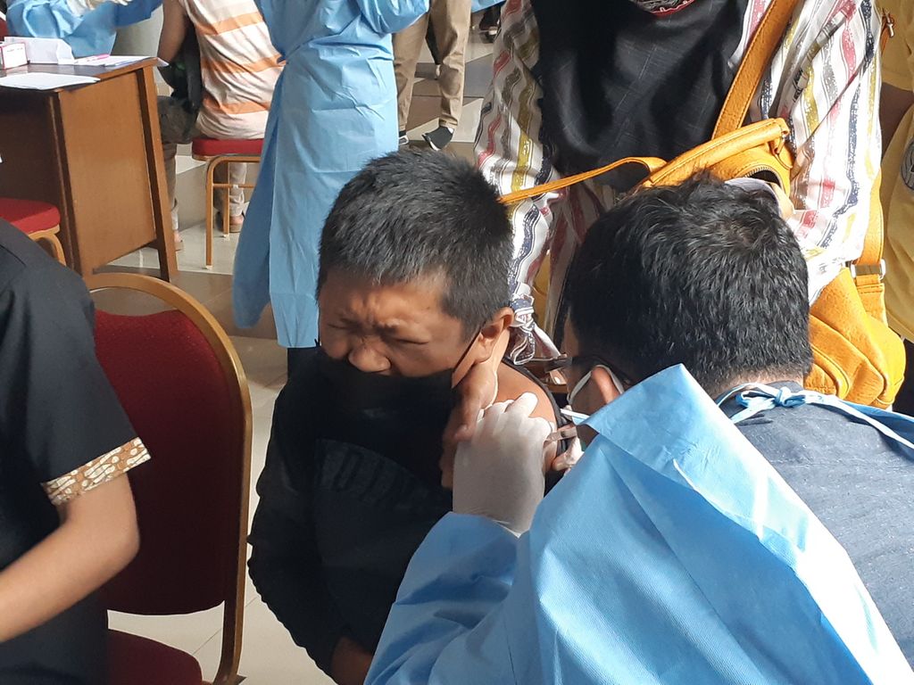 Seorang anak sedang divaksinasi di RSUP Dr Mohammad Hoesin Palembang, Sumatera Selatan, Sabtu (10/7/2021). Vaksinasi terhadap anak dinilai penting untuk melindungi mereka dari dampak terpapar covid-19. Dalam dua minggu terakhir, anak yang terpapar Covid-19 di Sumsel meningkat signifikan.