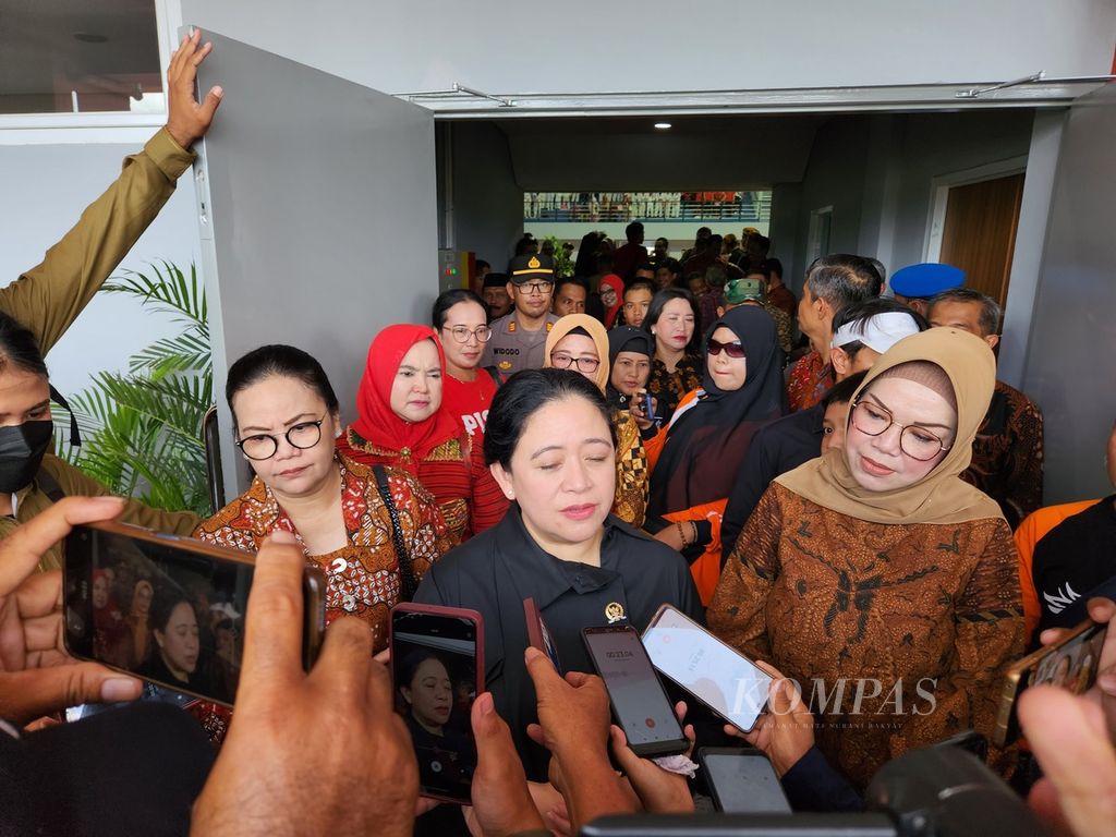 Ketua DPP PDI Perjuangan Puan Maharani diwawancarai awak media setelah peresmian GOR Bung Karno, di Kabupaten Sukoharjo, Jawa Tengah, Kamis (11/1/2024). Dalam kesempatan itu, ia hadir dalam kapasitasnya sebagai Ketua DPR RI.