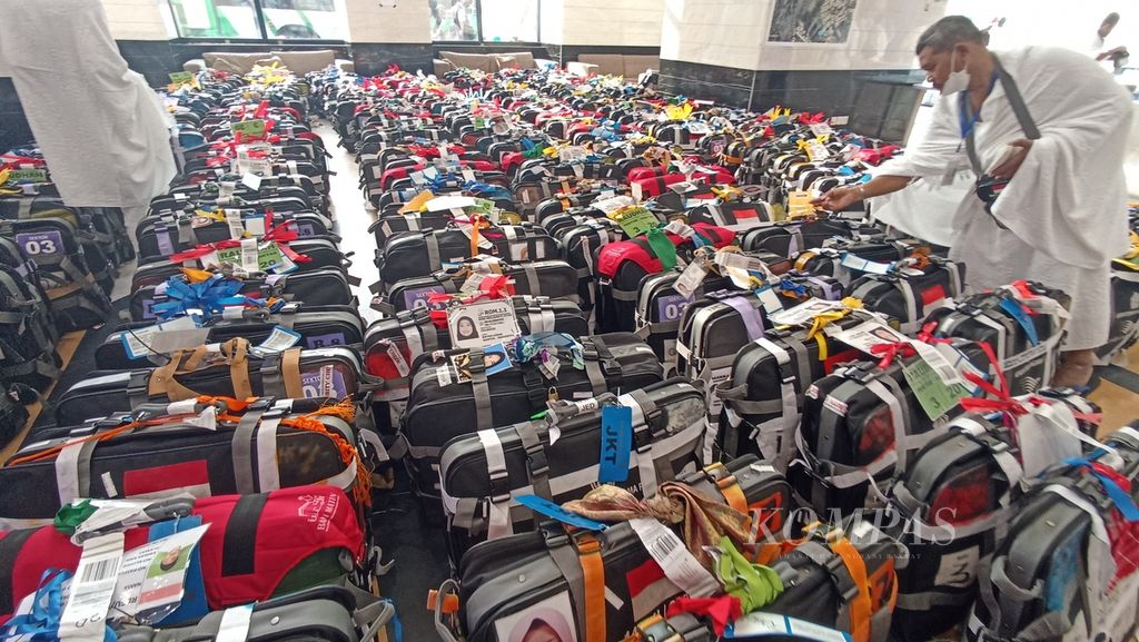 Seorang anggota jemaah haji memeriksa tas koper yang baru diturunkan dari bus penjemput di Hotel Luluah di Raudah, Mekkah, Arab Saudi, Minggu (19/6/2022). Jemaah ini merupakan gelombang kedua yang diterbangkan dari Jakarta ke Jeddah, kemudian menempuh perjalanan darat ke Mekkah.