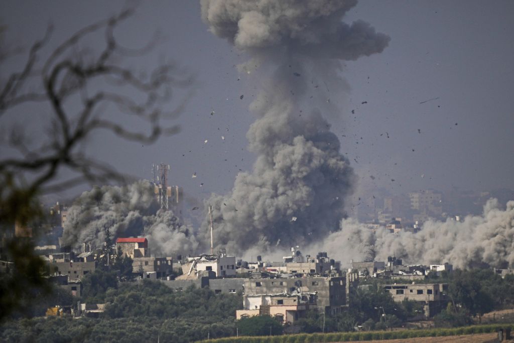 Dampak serangan pesawat tempur Israel di Jalur Gaza, 23 Oktober lalu. 