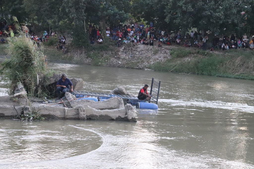 Upaya penangkapan buaya berkalung ban di Sungai Palu, Kota Palu, Sulteng, Selasa (11/2/2020).