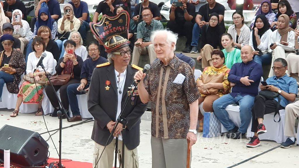 Philosopher Father Franz Magnis-Suseno opened the solo exhibition of artist Butet Kartaredjasa titled "Melik Nggendong Lali" at the National Gallery in Central Jakarta on Friday (26/4/2024).