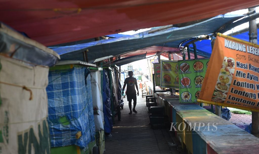 Penjual makanan yang tutup di Pantai Nambangan, Surabaya, Jawa Timur, Kamis (23/3/2023). Di awal Ramadhan, banyak nelayan memutuskan tidak melaut. Nelayan pencari ikan akan kembali melaut pada tujuh hari kemudian, sementara nelayan pencari kerang libur selama Ramadhan. 