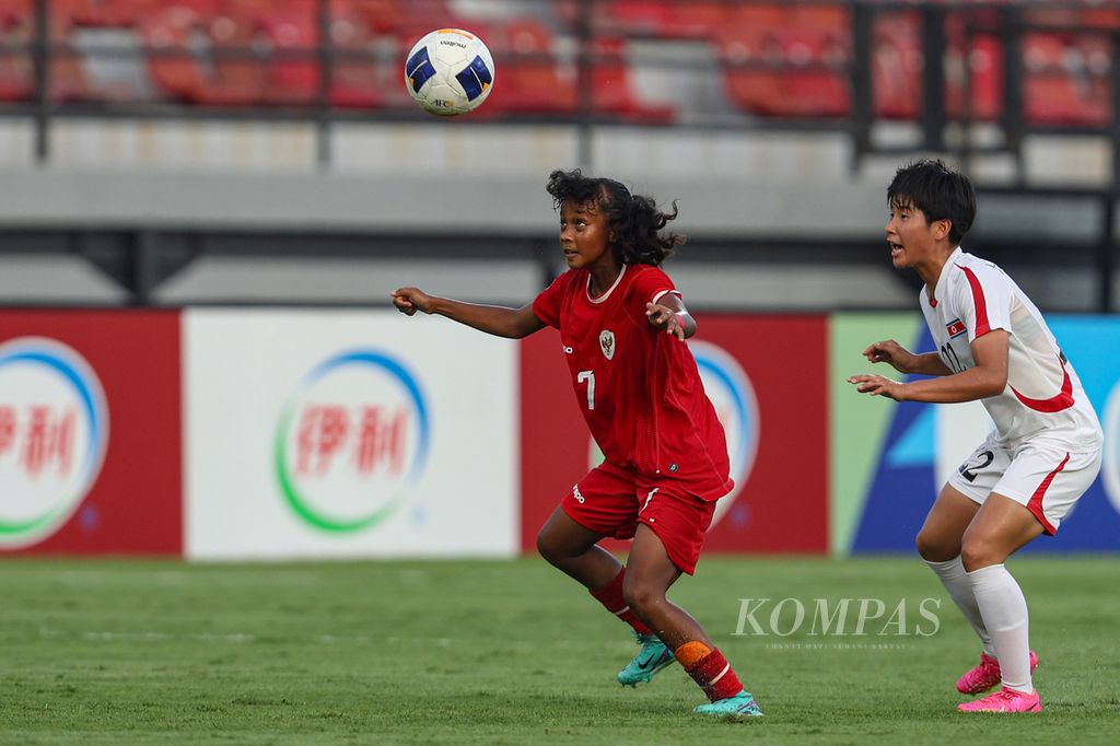 Pemain tim putri Indonesia U-17, Allya Putri (kiri), berebut bola dengan pemain Korea Utara U-17, Hong Sin Jong, pada pertandingan Grup A Piala Asia Putri U-17 di Stadion Kapten I Wayan Dipta, Gianyar, Bali, Minggu (12/5/2024). 